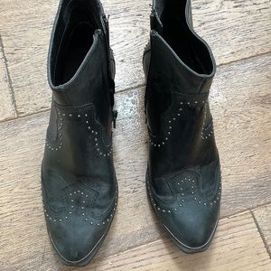 Universal thread black booties